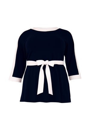 Marineblauwe top met 3/4 mouwen, witte bies en strikceintuur op de taille. Gemaakt van zacht materiaal met een ontspannen pasvorm, voorzien van contrasterende details.