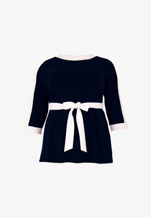 Navyblaues Oberteil mit 3/4-Ärmeln, weißer Einfassung und Gürtel in der Taille. Aus weichem Stoff mit lockerer Passform und kontrastierenden Details gefertigt.