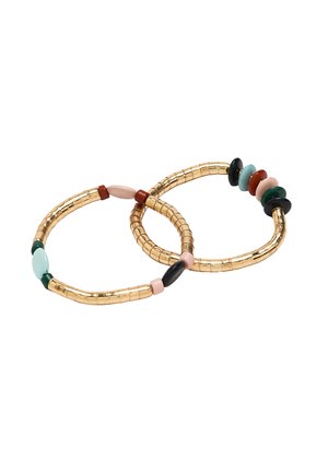 Dwie elastyczne bransoletki w złotym odcieniu z małymi okrągłymi i owalnymi koralikami w kolorach zielonym, różowym, czerwonym, czarnym i niebieskim.
