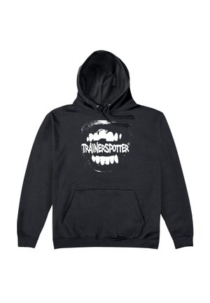Zwarte hoodie gemaakt van een katoenmix. Bevat een grote witte grafiek van een mond met het woord "TRAINERSPOTTER" eronder gedrukt. Inclusief een voorkantzak.