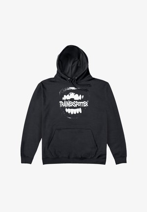 Zwarte hoodie gemaakt van een katoenmix. Bevat een grote witte grafiek van een mond met het woord "TRAINERSPOTTER" eronder gedrukt. Inclusief een voorkantzak.