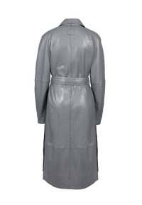 Cappotto lungo in pelle grigia con vita cinturata, fessure laterali e colletto classico. Presenta una texture liscia e un design minimalista.