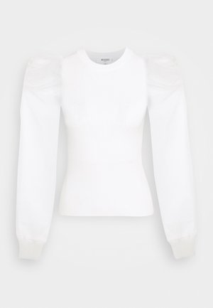 Pull blanc à manches longues avec corsage côtelé ajusté et épaules bouffantes volumineuses, avec poignets côtelés et encolure ronde.