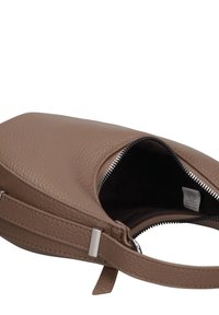 Bruine leren handtas met een gestructureerd oppervlak, ritssluiting en een vlakke onderkant. Voorzien van zilverkleurige hardware accenten. De binnenkant is donker.