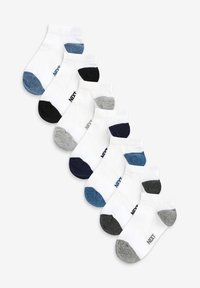 Ensemble de sept chaussettes de cheville blanches avec des couleurs de pointe contrastantes : bleu, marine, noir, gris. Le matériau semble doux et extensible.