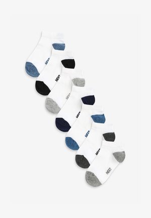 Set aus sieben Knöchelsocken in Weiß mit kontrastierenden Zehenfarben: Blau, Marine, Schwarz, Grau. Das Material scheint weich und dehnbar zu sein.