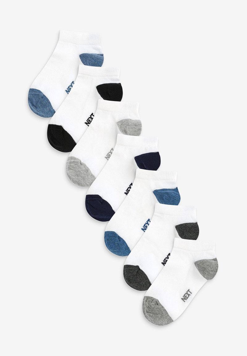 Ensemble de sept chaussettes de cheville blanches avec des couleurs de pointe contrastantes : bleu, marine, noir, gris. Le matériau semble doux et extensible.