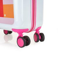 Maleta de rígida con un acabado blanco brillante, cremallera y detalles en rosa, cuatro ruedas multidireccionales y un panel lateral con un patrón colorido.
