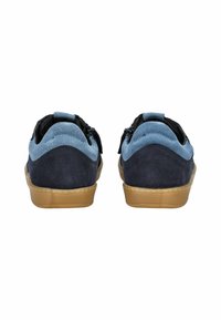 Zapatos de ante azul y negro con un perfil bajo, que cuentan con una suela de goma y correas de Velcro para el cierre. Paneles texturizados y acentos visibles.