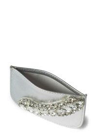 Borsa a busta metallica argento con design a onda, decorata con strass trasparenti su un lato, dotata di chiusura con zip e rivestimento in tessuto.