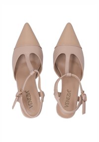 Beige lodičky s špičatou špičkou a lesklou nahou špičkou, s výřezy po stranách a nastavitelného kotníkového pásku se zlatými detaily.