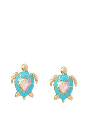 Pendientes dorados con forma de tortuga, con conchas turquesa y piedras centrales en forma de corazón iridiscentes sobre un fondo blanco.