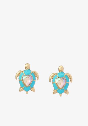 Pendientes dorados con forma de tortuga, con conchas turquesa y piedras centrales en forma de corazón iridiscentes sobre un fondo blanco.