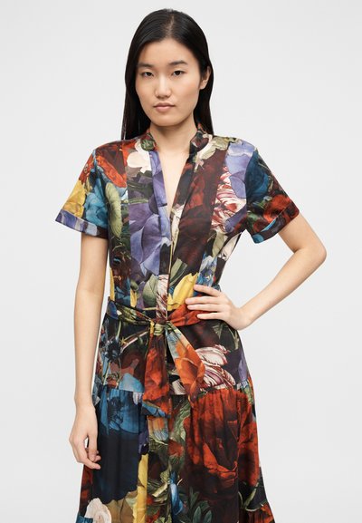 Mitmevärviline lilleline kleit lühikeste varrukatega, kraega ja vöökohaga, mis on seotud. Omab erksaid rooside ja lehestiku mustreid kergel kangal.