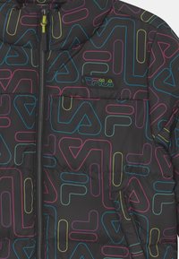 Czarna kurtka puchowa z geometrycznym wzorem w kolorach różowym, niebieskim i zielonym. Zawiera zamek błyskawiczny oraz logo FILA na piersi.