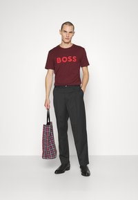 BOSS THINKING - T-shirt estampada - dark red