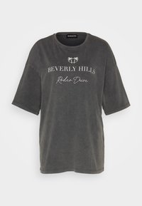 Szürke pamut póló kerek nyakkal, rövid ujjal és a "BEVERLY HILLS Rodeo Drive" felirattal. Puha tapintású és laza szabású.