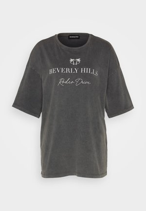 T-shirt grigio in cotone con collo rotondo, maniche corte e stampa testuale che recita "BEVERLY HILLS Rodeo Drive." Texture morbida e vestibilità comoda.