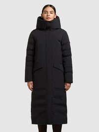 Abrigo negro largo acolchado con cuello alto, dos bolsillos delanteros y corte recto. La tela parece lisa y aislante con un diseño elegante.