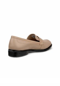 Beige Leder Slipper mit glatter Oberfläche, runder Zehenpartie, dekorativen Nähten und einem niedrigen schwarzen Absatz. Verfügt über dezente Ausschnittdetails im Obermaterial.