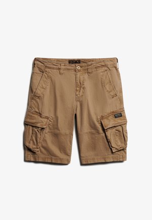 Knie-lange cargoshorts van een lichtbruine stof met een soepele textuur, voorzien van meerdere zijzakken en een knoopsluiting.