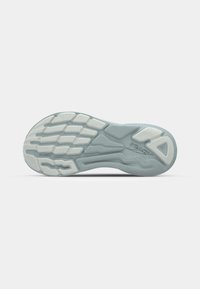 Semelle de chaussure avec une surface en caoutchouc texturé ; base bleu clair avec des accents blancs ; présente un motif unique pour l'adhérence et la flexibilité.