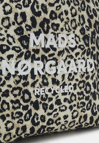 Mads Nørgaard BOUTIQUE AOP ATHENE BAG - Pirkinių krepšys - light brown/black