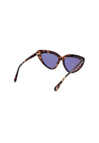 Occhiali da sole a occhio di gatto con montatura in tartaruga e lenti blu. Il design presenta bordi appuntiti e aste sottili e curve.