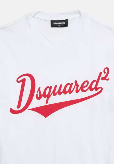 Λευκό T-shirt με κόκκινο λογότυπο "Dsquared²" σε καλλιγραφικά γράμματα στο στήθος και μαύρη ετικέτα στον λαιμό που δείχνει το μέγεθος 12Y.