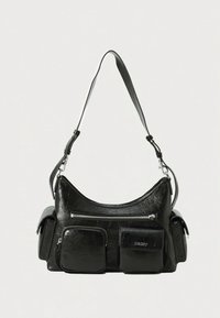 Borsa a tracolla in pelle nera con tracolla regolabile, tasca frontale con cerniera, due piccole tasche frontali e tasche laterali, logo DKNY su una delle tasche.