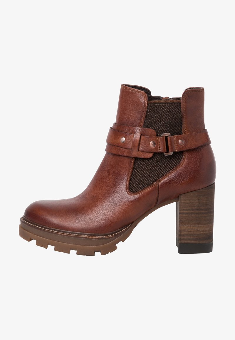 Bottine marron en cuir avec talon épais en bois, panneau élastique latéral, sangle décorative avec boucle en métal, et semelle robuste.