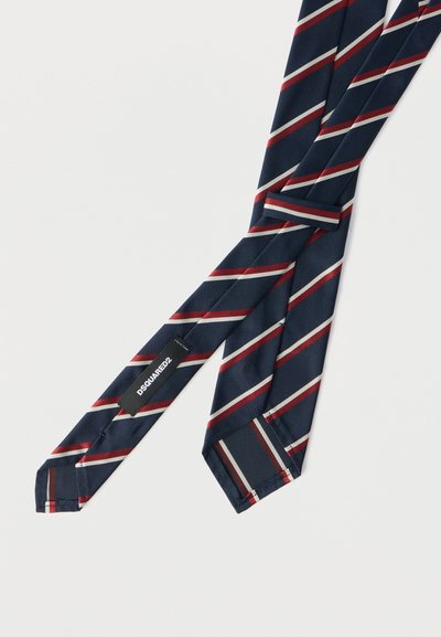 Cravate bleu marine à rayures diagonales rouges et blanches. Fabriquée en tissu tissé, elle présente une étiquette portant la mention "DSQUARED2" et une texture lisse.
