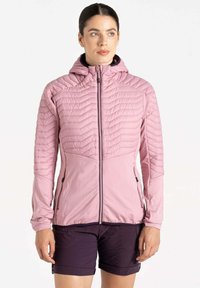 Helle rosa isolierte Jacke mit Kapuze, die ein gestepptes Design im oberen Bereich, glattes Material im unteren Bereich und Reißverschlusstaschen bietet.