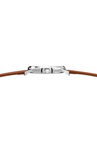 Montre ronde avec un boîtier en acier inoxydable argenté, un bracelet en cuir brun et une couronne arrondie. Surface lisse avec des détails minimaux.