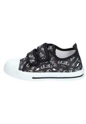 Czarny dziecięcy sneaker z białym wzorem deskorolki i błyskawicy, białym gumowym noskiem oraz dwoma czarnymi paskami na rzep.