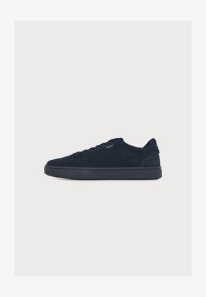 Czarny zamszowy niski sneaker z przodu na sznurowadła i grubą gumową podeszwą, z małym logo Geox po boku.