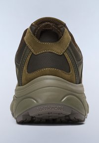 Zapatilla deportiva marrón y verde oliva con un upper de cuero texturizado y gamuza, suela acolchada y un logo distintivo en el talón.
