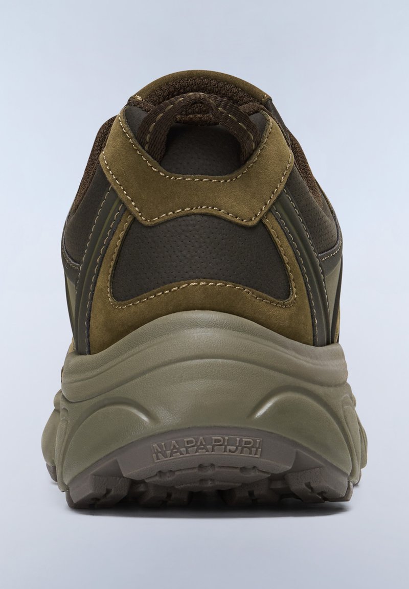 Brauner und olivgrüner Sportschuh mit einem Obermaterial aus strukturiertem Leder und Wildleder, gepolsterter Sohle und markantem Logo an der Ferse.