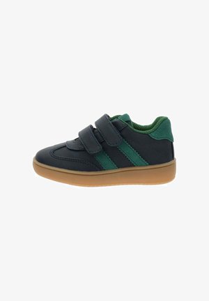Sneakers con una toma in sintetico blu navy, dettagli in suede verde e due fasce in Velcro. Design curvo con suola in gomma per una migliore aderenza.