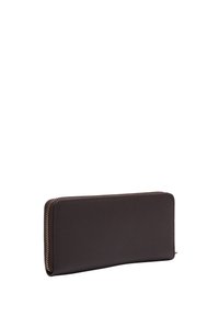 Brązowy skórzany portfel z fakturowaną powierzchnią, wydłużonym prostokątnym kształtem oraz złotym suwakiem wzdłuż jednej krawędzi.