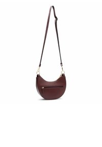 Burgunderfarbene Leder-Schultertasche mit geschwungenem Design, goldenen Hardware-Akzenten und einer Reißverschlusstasche auf der Vorderseite. Verstellbarer Riemen für einen bequemen Tragekomfort.