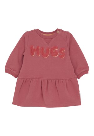 Lange mouw dusty pink peuterkleed met een geplooide rok en textuurlogogtekst "HUGS" op de borst.