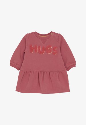 Długa rękawowa sukienka dla niemowląt w kolorze przykurzonego różu z marszczoną spódnicą i teksturowanym napisem "HUGS" na klatce piersiowej.