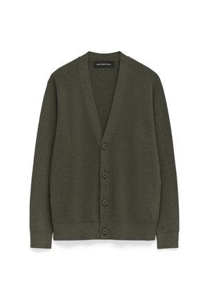 Donkergroen geribbelde gebreide cardigan met lange mouwen, V-hals en vier donderknopen aan de voorkant, plat gelegd op een witte achtergrond.