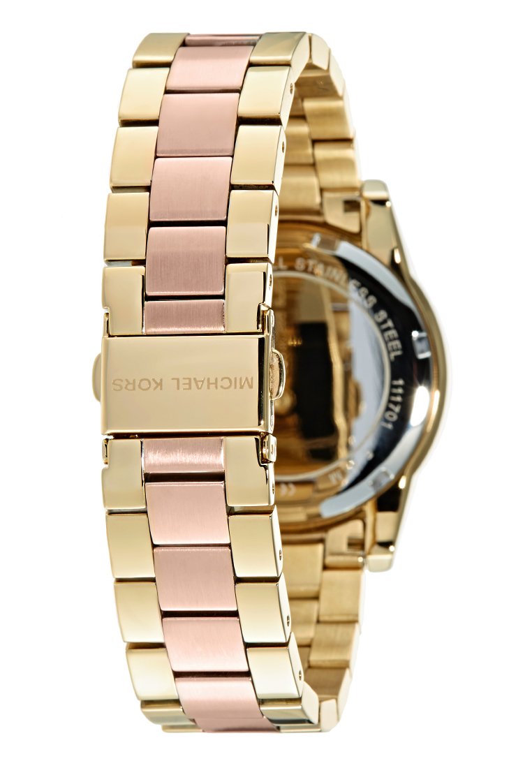 Reloj metálico con una correa bicolor; eslabones en oro y oro rosado. Presenta un acabado pulido y un cierre con grabado de "Michael Kors".