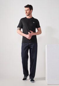 Pier One by Zalando - 2 PACK - Marškinėliai su spaudiniu - black/white Miniatiūros vaizdas 1