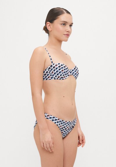 Divdaļīgs bikini ar punktu rakstu zilos, rozā un baltos toņos. Augšdaļai ir regulējami siksniņas un strukturēta forma; apakšdaļa ir zema.