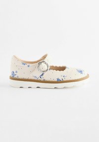 Blumen-Mary-Jane-Schuh in Creme mit blauen Blumen, gewelltem Rand, verstellbarem Riemen mit runder metallischer Schnalle und weißer Gummisohle.