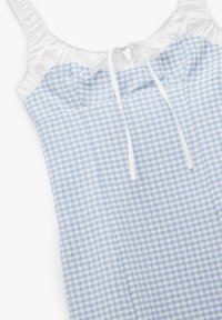 Blå og hvidt gingham ærmeløst kjole med en smocked hvid overdel og en knytedetalje i midten, der har en afslappet pasform og en glat tekstur.