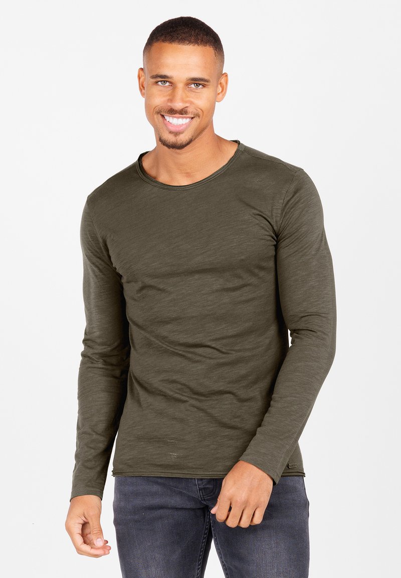 Olivgrünes Langarm-T-Shirt aus weichem, texturiertem Stoff mit Rundhalsausschnitt, figurbetontem Schnitt und minimalistischem Design.